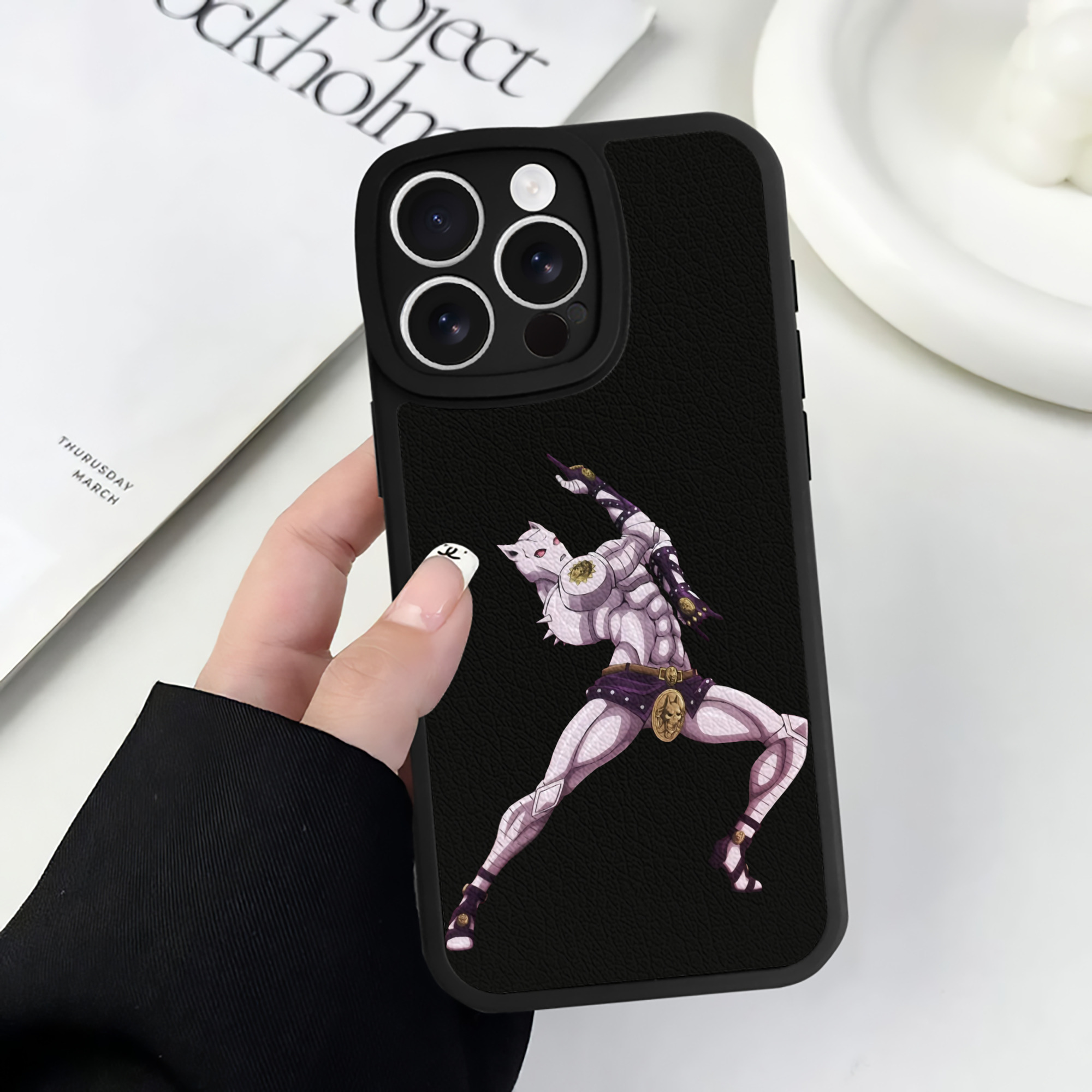 （画像用） ジョジョの奇妙な冒険 きら よしかげ JoJo's Bizarre Adventure Kira Yoshikage 【iPhone 16シリーズ対応】シリコンスマホケース（レザー調） 材質：シリコン